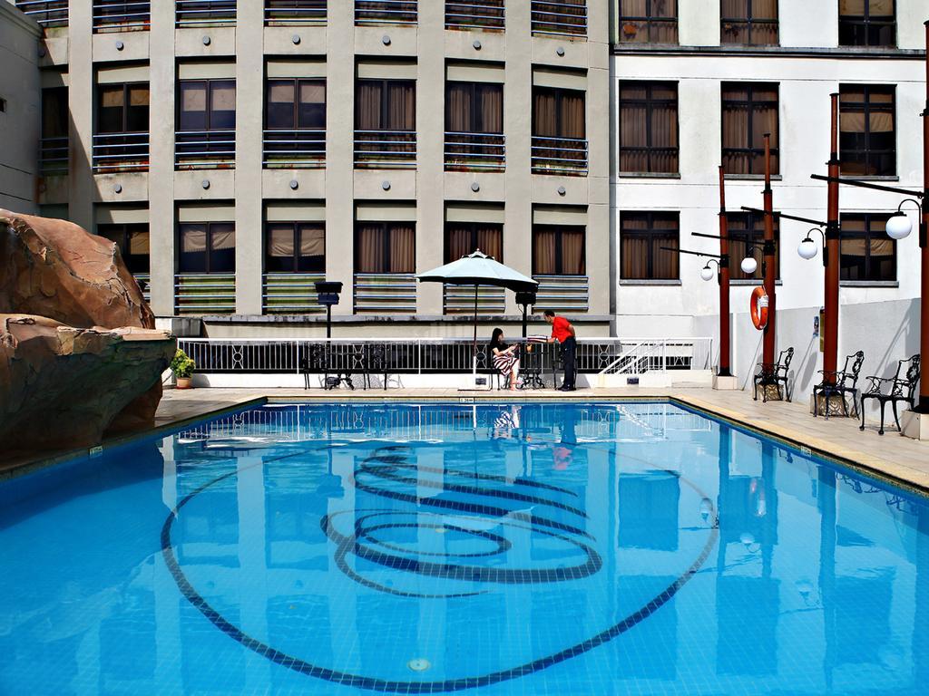 Merdeka Palace Hotel & Suites Кучинг Экстерьер фото